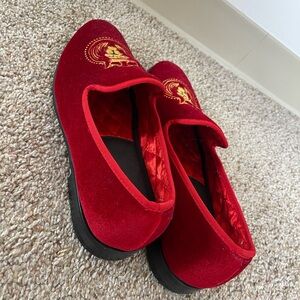 ELANROMAN Men's Lion Crest Velvet Loafers RED